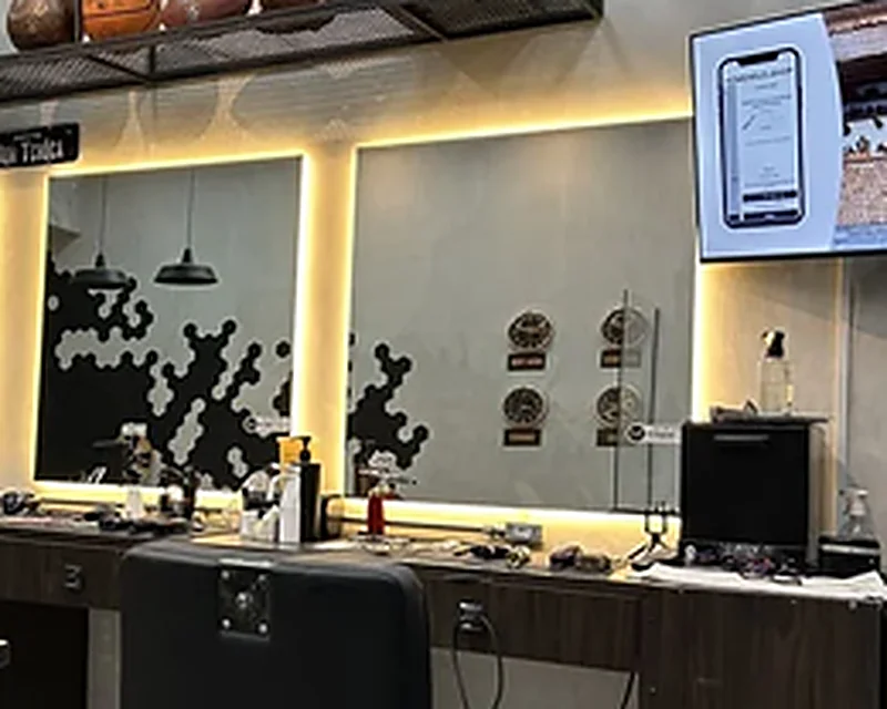 Bancada de atendimento com espelho iluminado