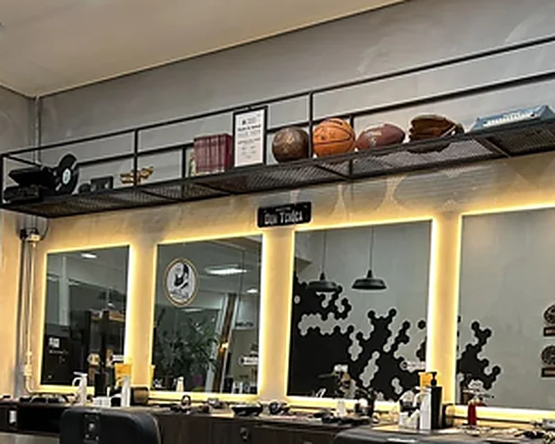 Prateleira com produtos e iluminação do salão